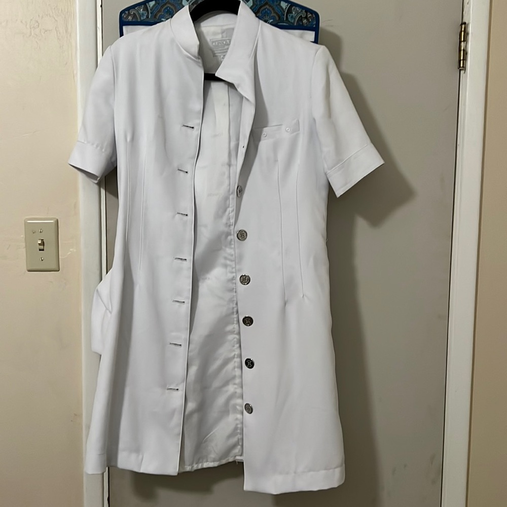 Clinique BA white lab coat petite 4